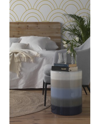 fauteuil tapissé gris perle avec coussin, pieds en métal noir