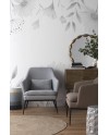 fauteuil tapissé gris perle avec coussin, pieds en métal noir
