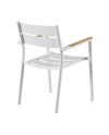 fauteuil en aluminium blanc avec du bois de teck sur l'accoudoir